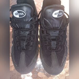 Nike Black Sneakers Low-Top Athletic Style
